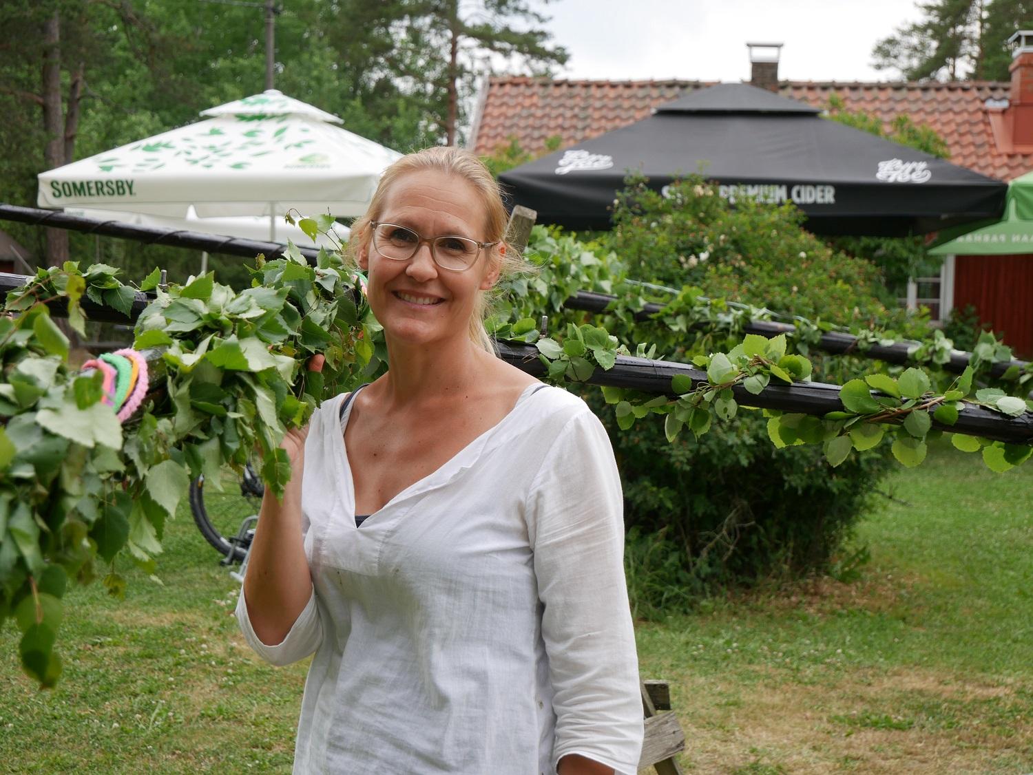 En fin tradition. Auri Norrman är med och organiserar midsommarprogrammet i Sattmark. Att dekorera midsommarstången tar flera timmar.