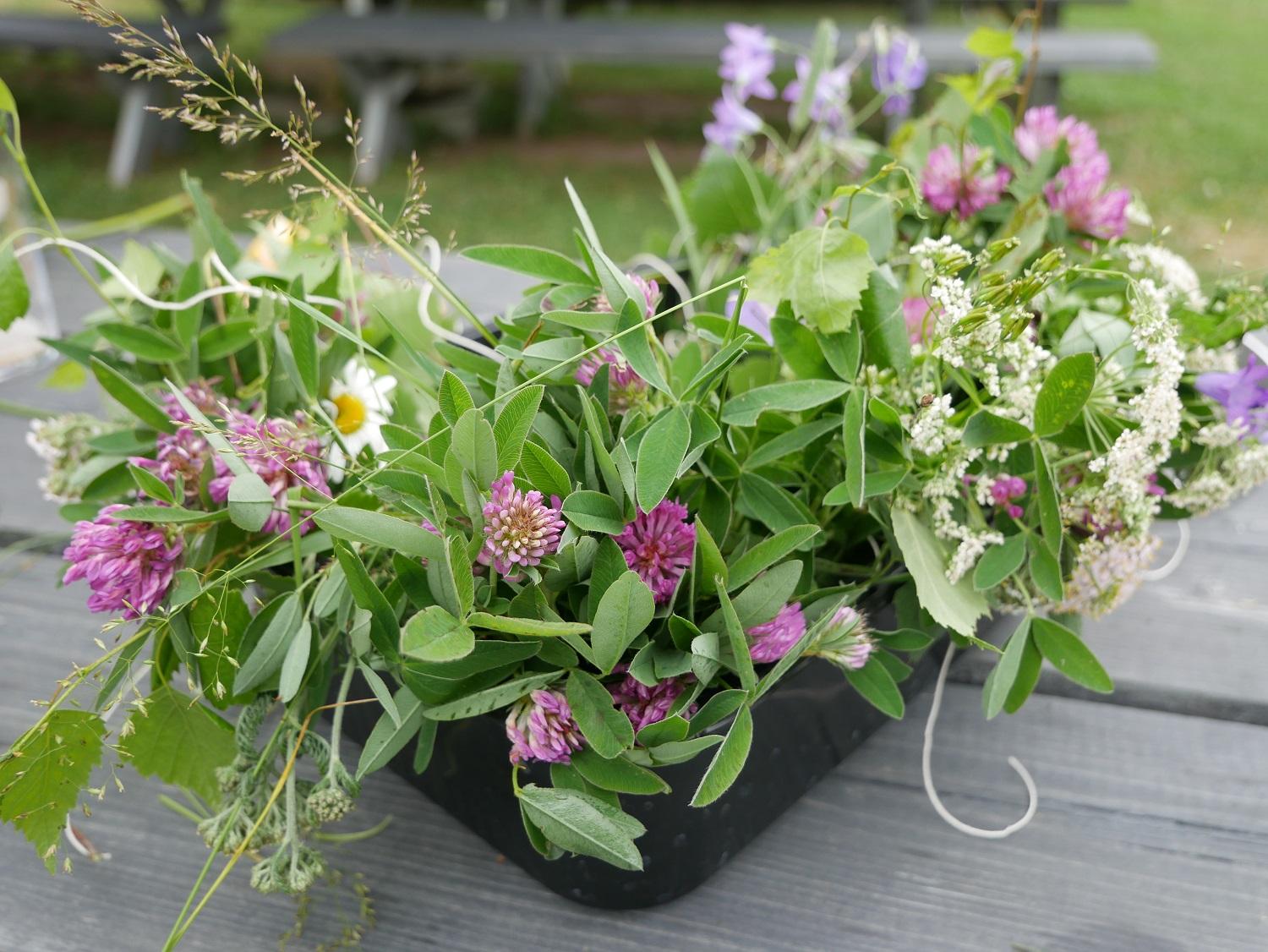 Många olika blommor till dekorationen.