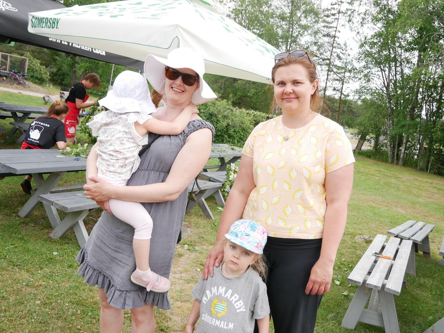 Hämtade blommor. Pargasborna Monica Lindström-Uuttu med dottern Nelli Uuttu och Nelly Frelander med dottern Elin brukar delta i midsommaraftonens program i Sattmark. I år var de också med och dekorerade stången.