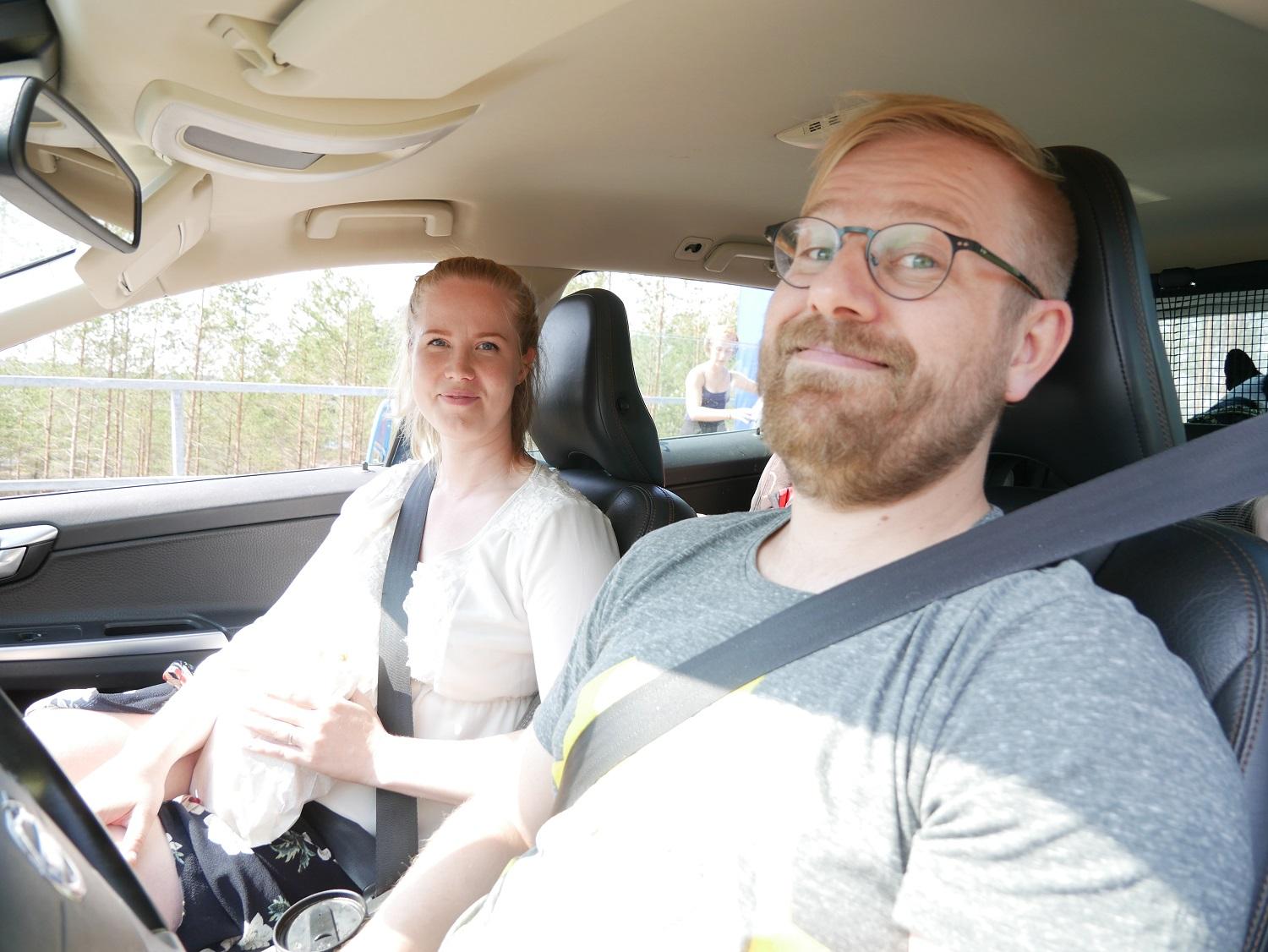 Emil och Hanna Auer med dotter och son var på väg till sommarstugan i Nagu. Kön gick så snabbt framåt att ÅU inte hann fånga barnen på bild.