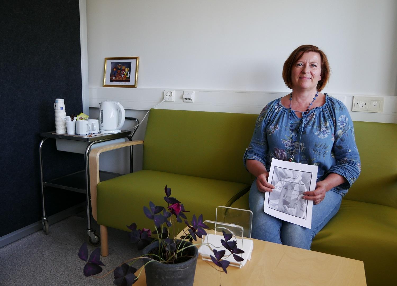Sexualterapeuten och sjukskötaren Päivi Heinonen berättar att allt flera kvinnor upptäcker och vårdas för vulvodyni. Foto: Annina Suominen