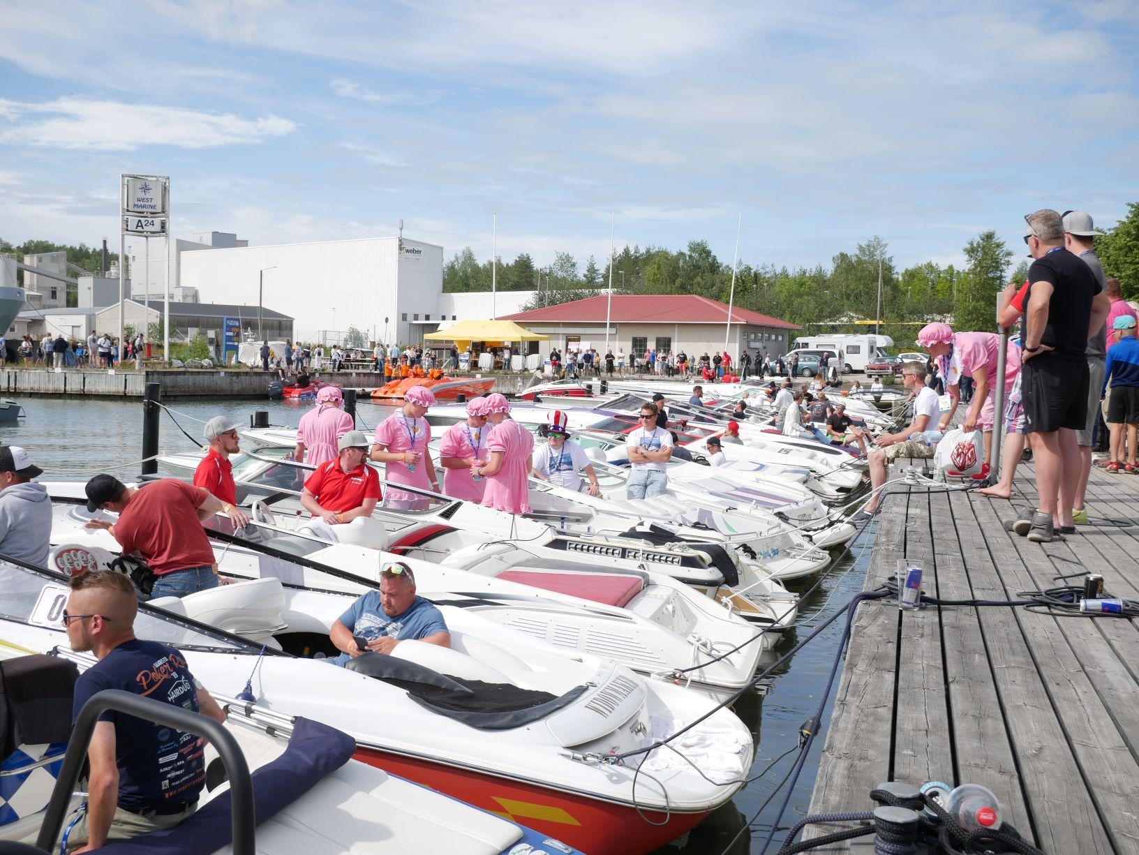 många båtar i hamnen