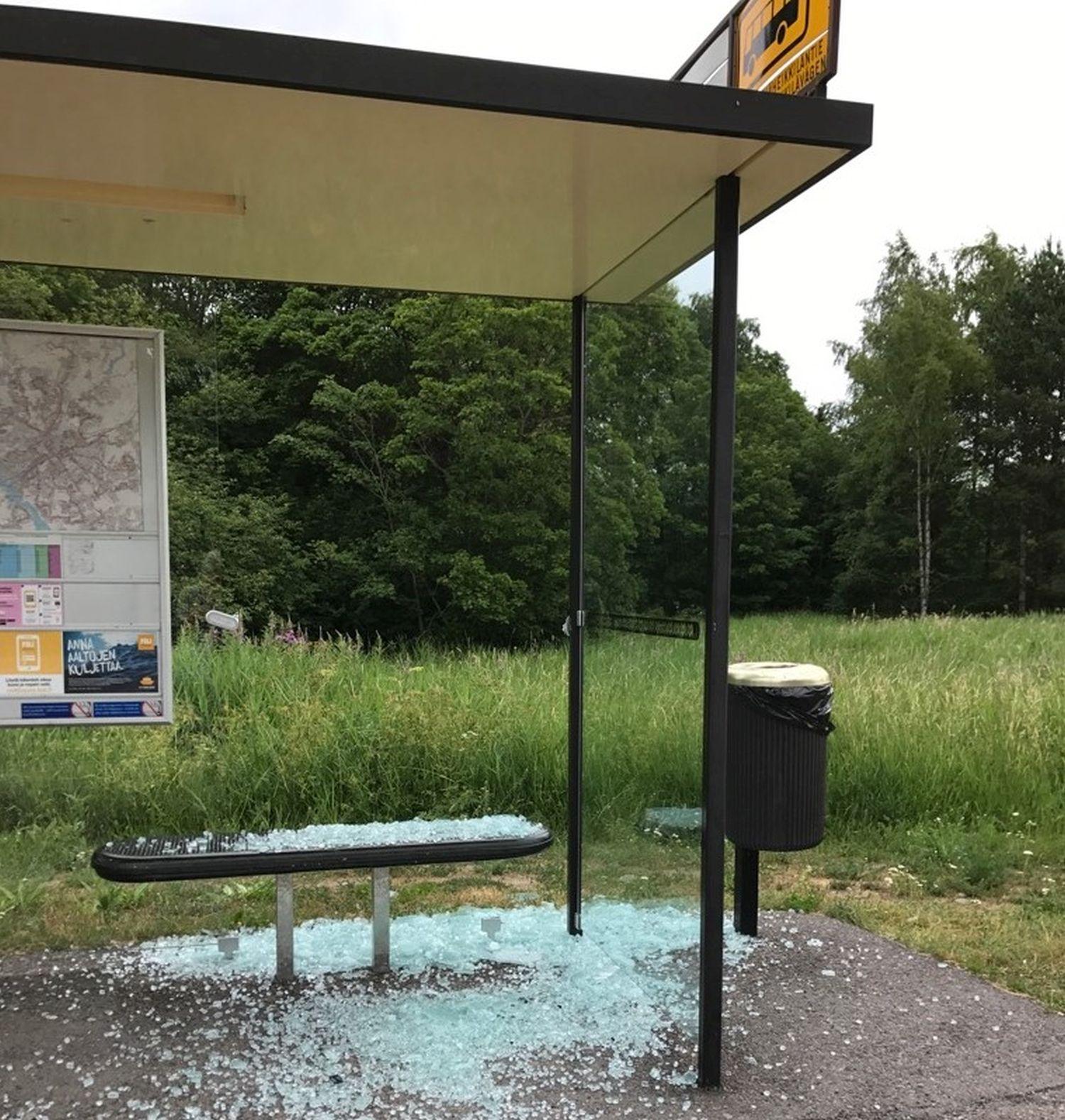 Exploderat plexiglas vid busskur