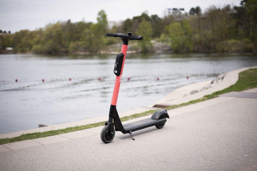 En elsparkcykel står parkerad på en strand.