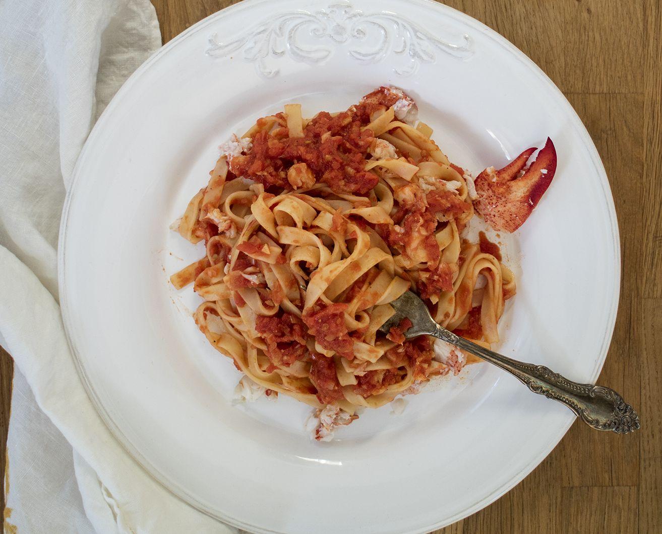 En tallrik med hummerpasta