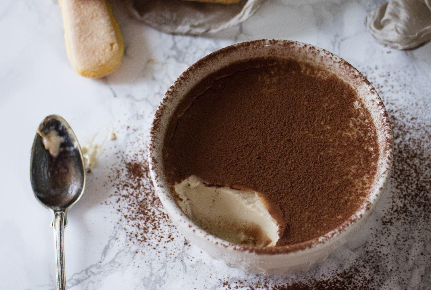 En tallrik med efterrätten tiramisu pannacotta.