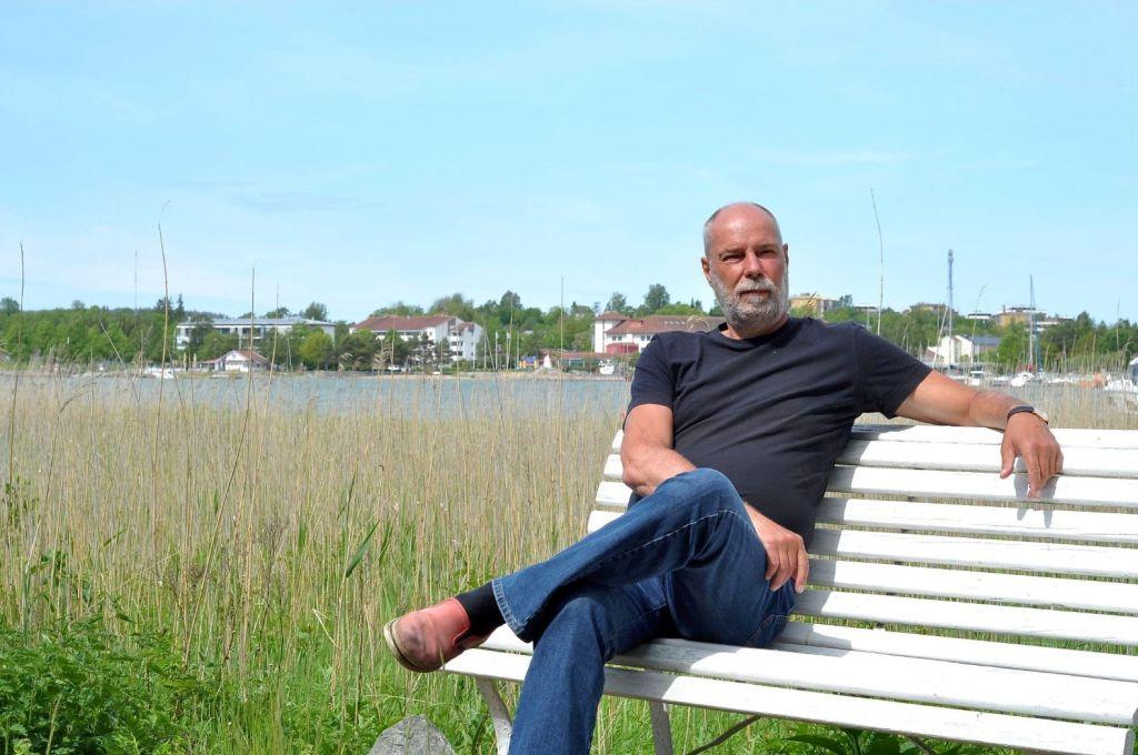Man sitter på bänk
