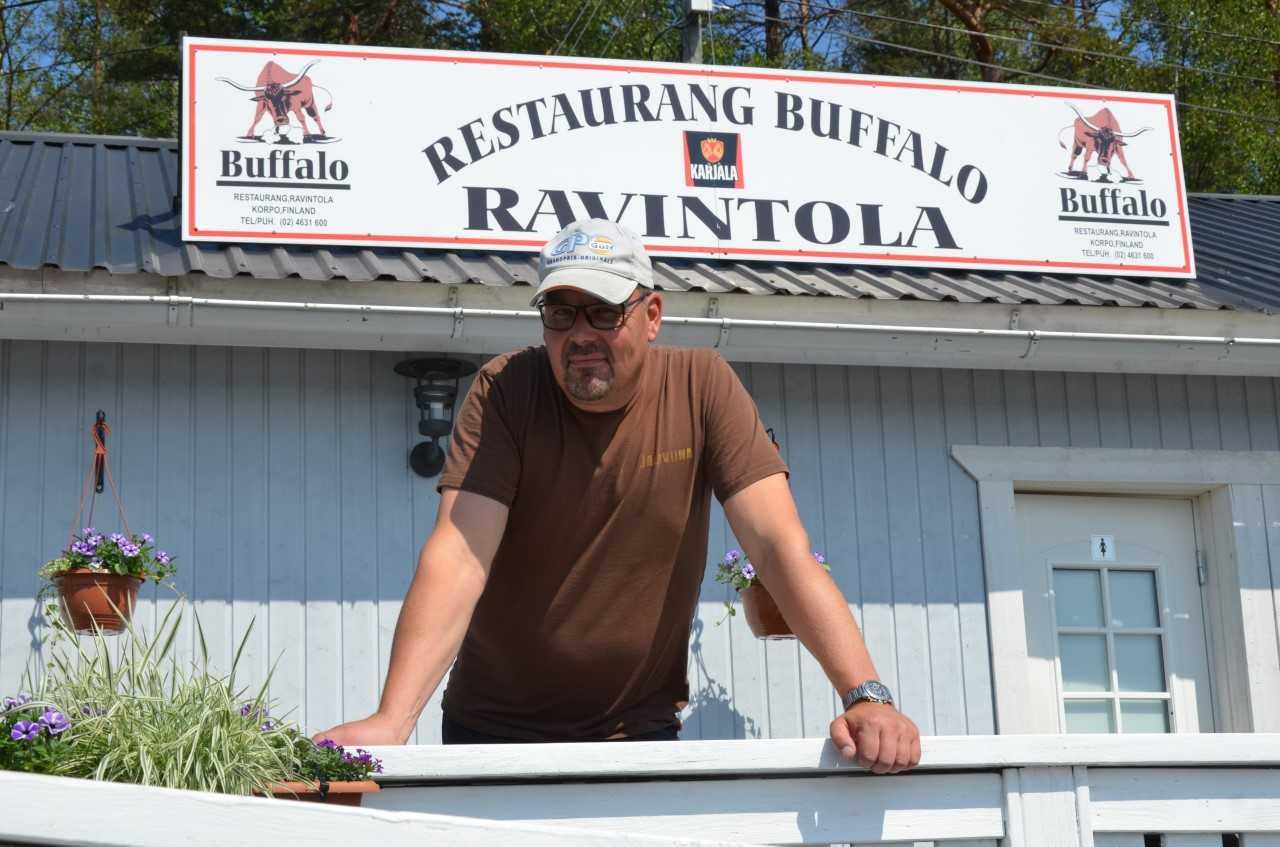 Mycket liv i Korpo på lördag. Restaurang Buffalos Kjell Eriksson är med och ordnar program vid restaurangen och gästhamnen Verkan. Där blir det bland annat provkörning av motorbåtar och bilar. Foto: Patricia Torvalds