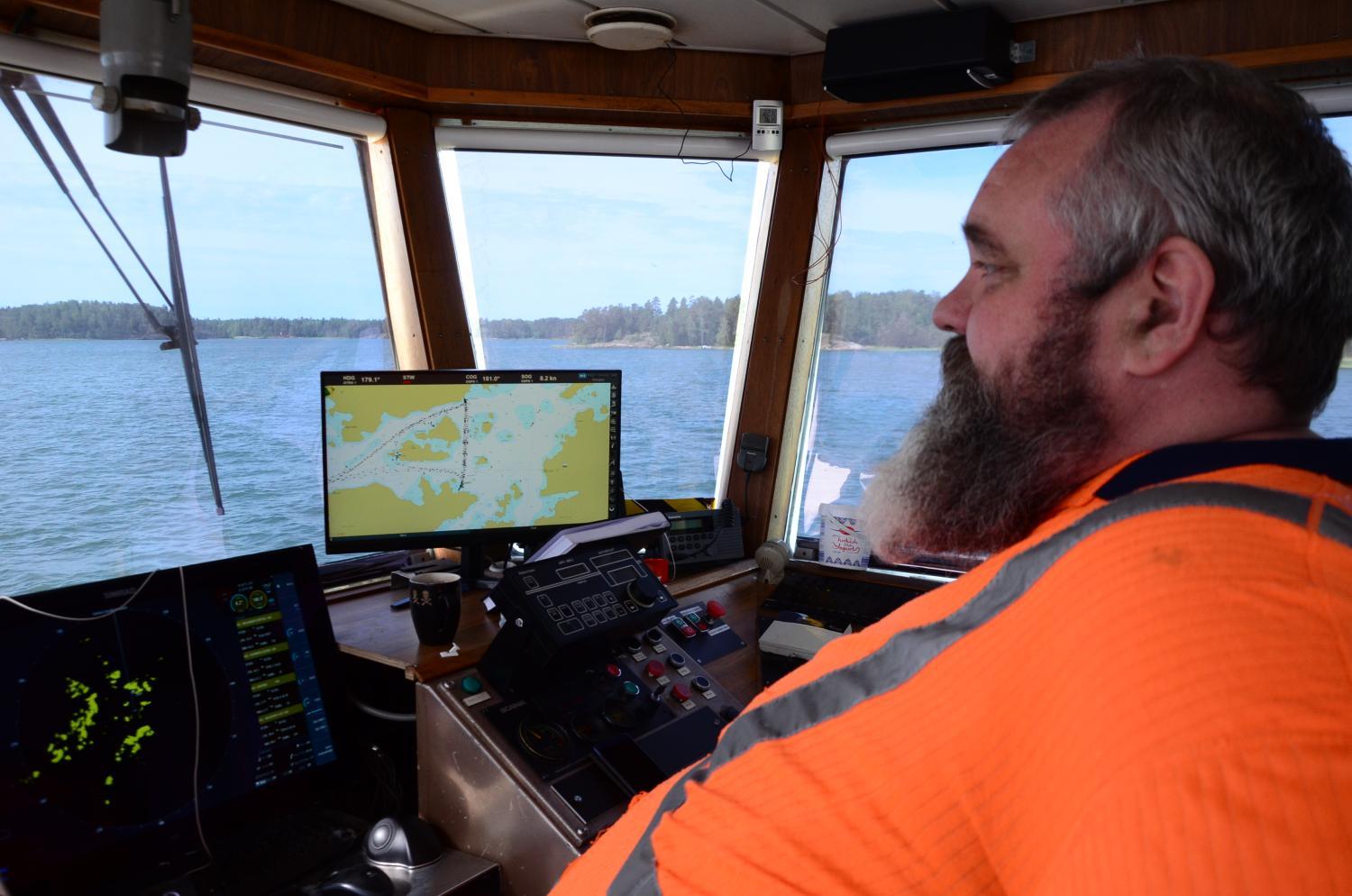 Man kör en färja.