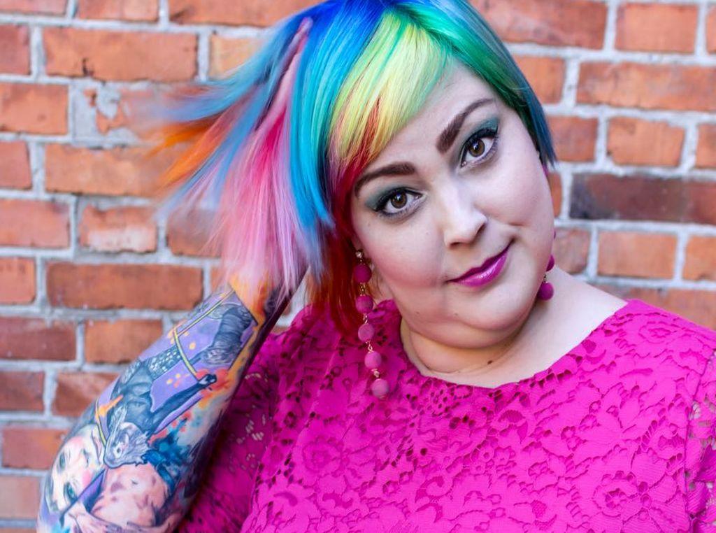 Komikern Therese Sandin i regnbågsfärgat hår