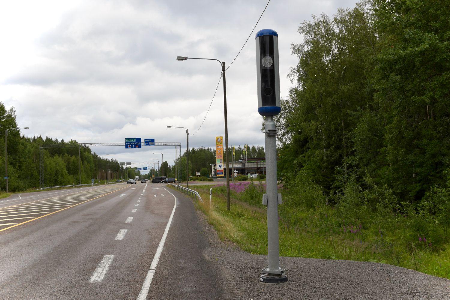 Den nya kamerastolpen intill en landsväg.
