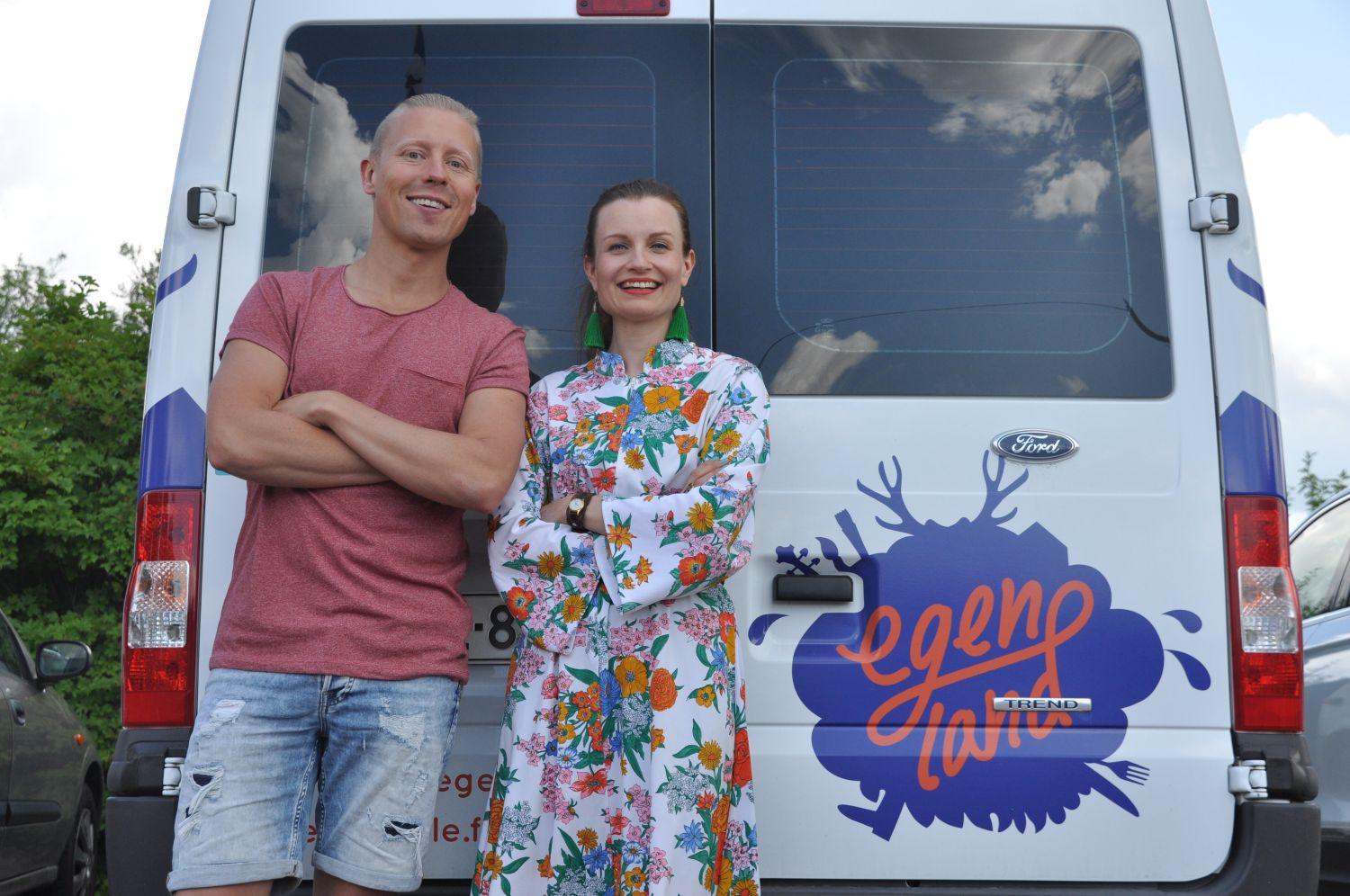 Nicke Aldén och Henna Hoikkala fotade framför en skåpbil