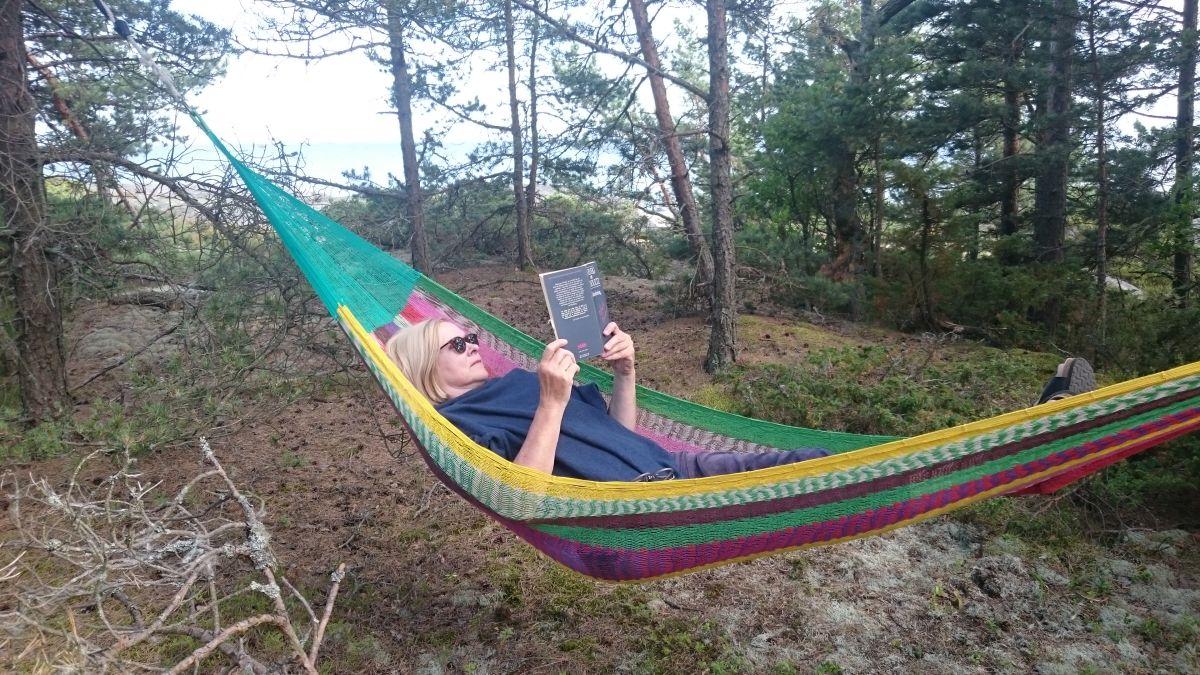 kvinna ligger i en hängmatta, fotot är privat