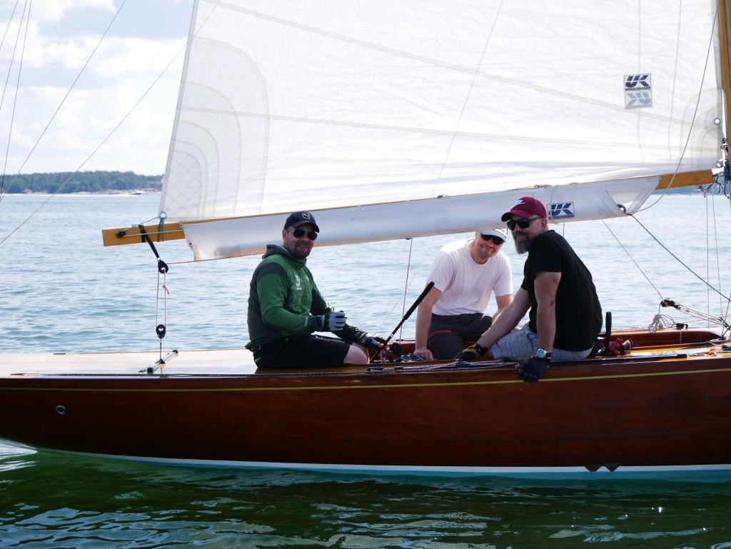 Juha Lökström, Juha Näsi och Jussi Larva tävlar med Helsingforsbåten Birgitta, byggd 1938. De flesta båtarna som tävlar i Airisto classic-regattan är av äldre modell.