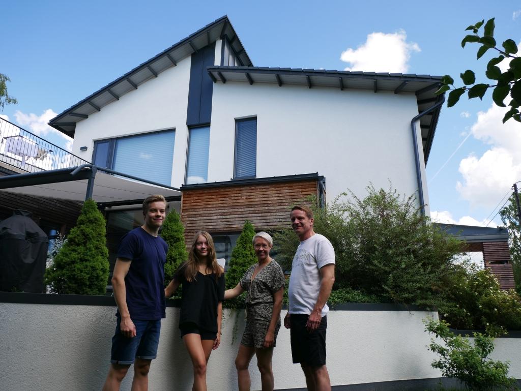 Ville bo på området. Familjen Enroth hör till dem som byggt ett nytt hus i Långbacka. De flyttade till sin tomt år 2012, efter att ha bott i Suikkila och konstaterat att de ville bo kvar på området. Från vänster Hugo, Wilma, Sari och Björn.