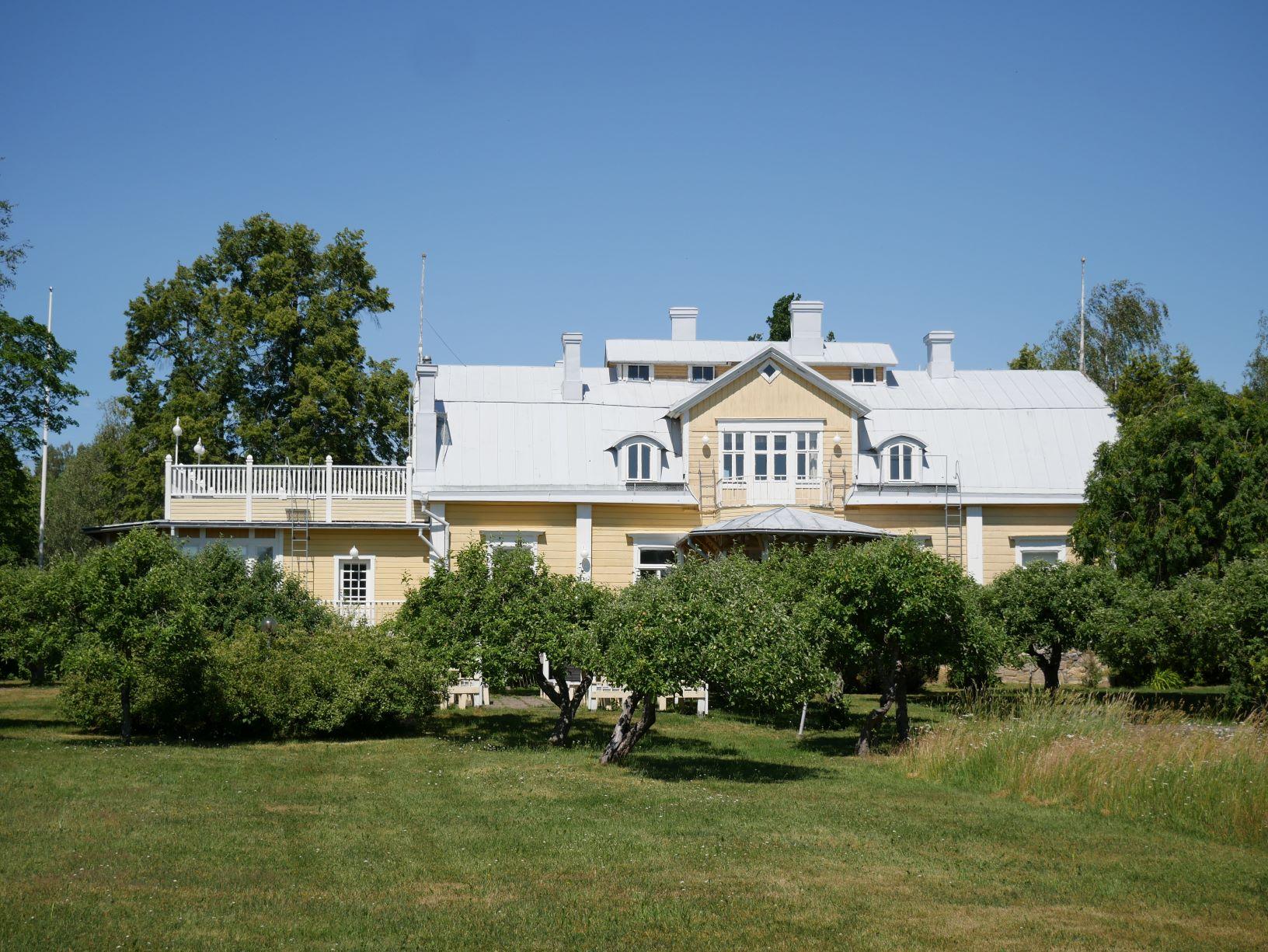 Gul träbyggnad