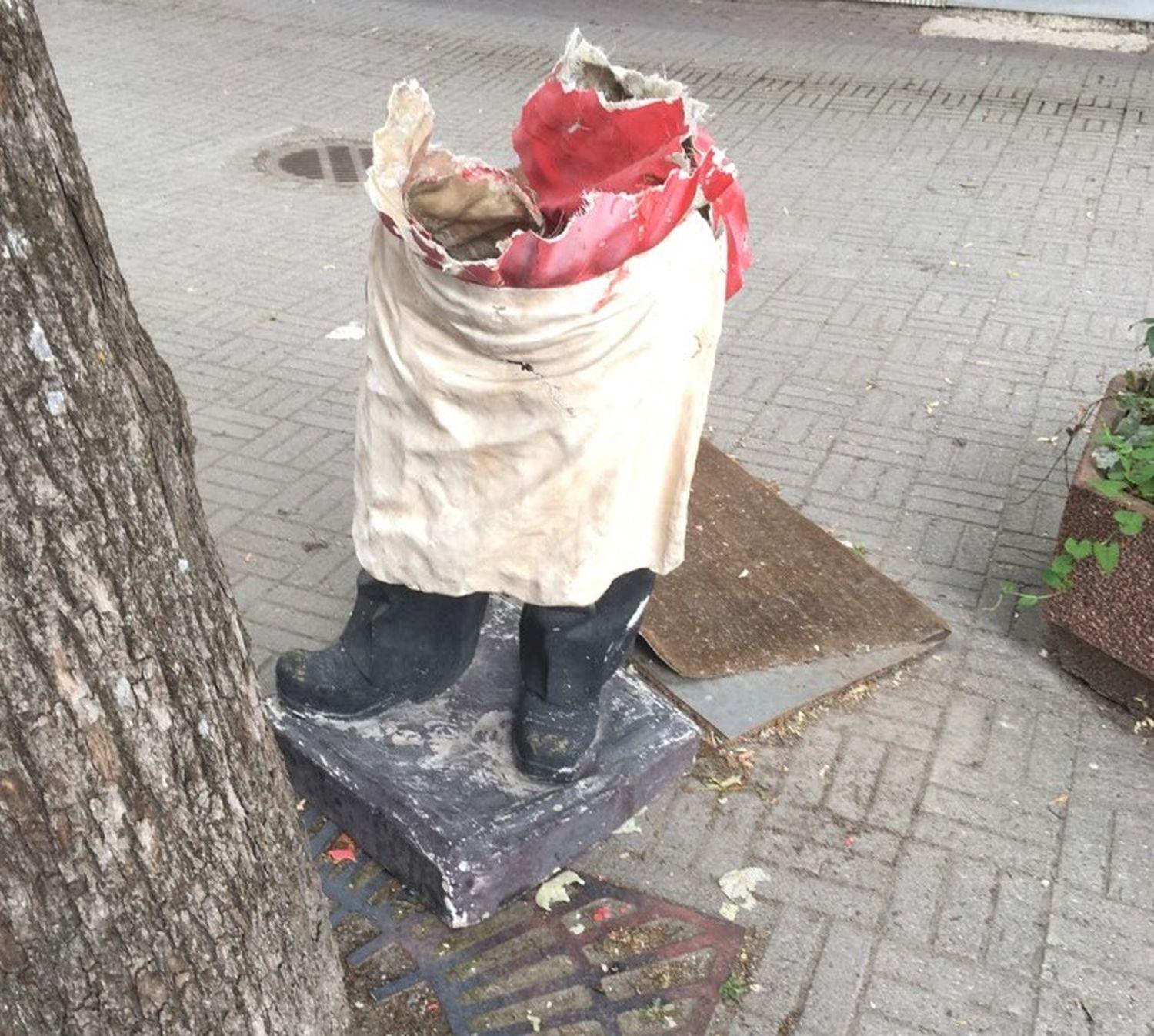 En förstörd gipsfigur på en pizzabagare förstörd utanför en restaurang i Pargas