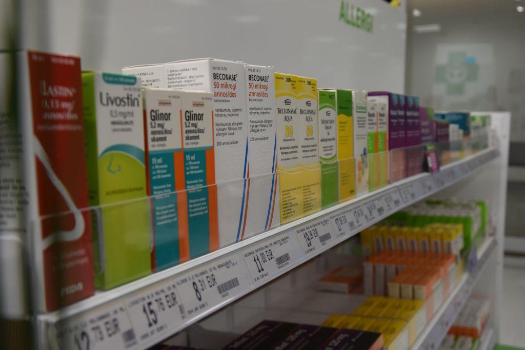 En hylla fylld med allergimediciner.