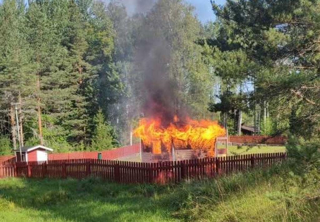 förrådsbyggnad brinner på lekpark