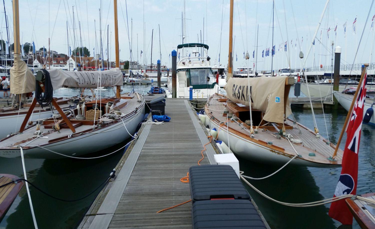 segelbåtar vid bryggor