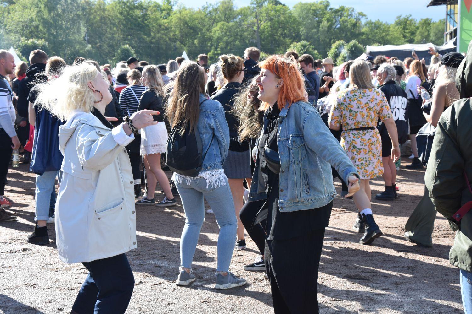 två flickor dansar i en konsert publik