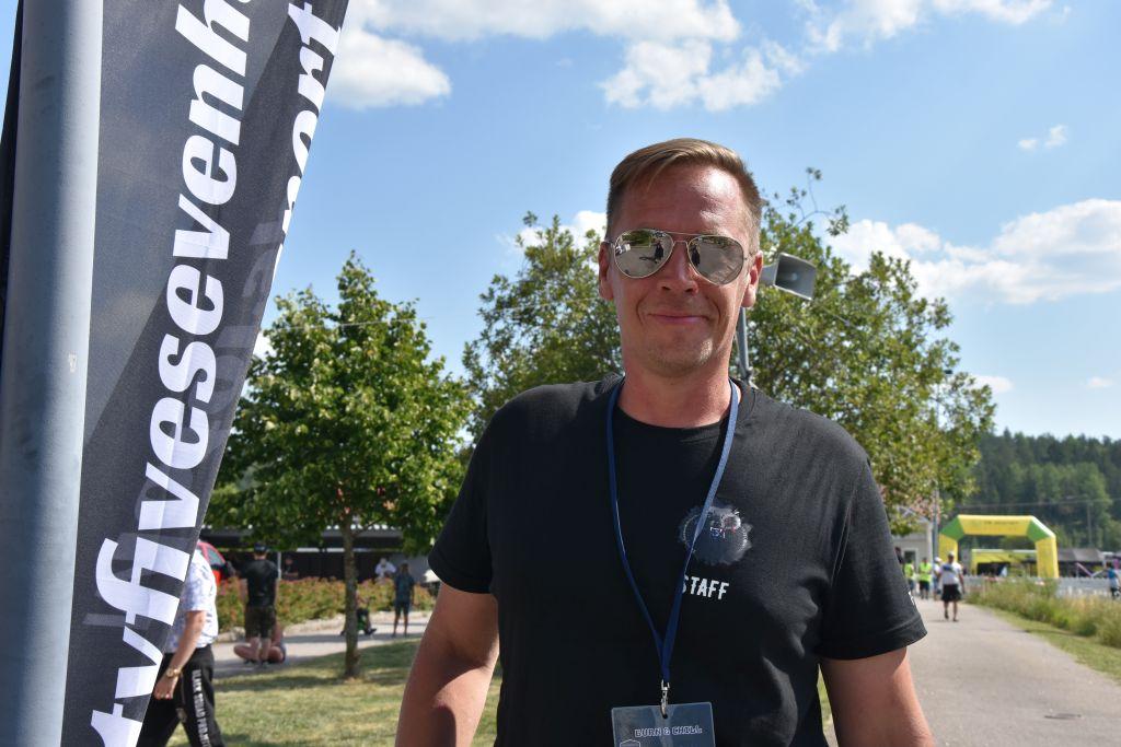 En man står utomhus och ser in i kameran.