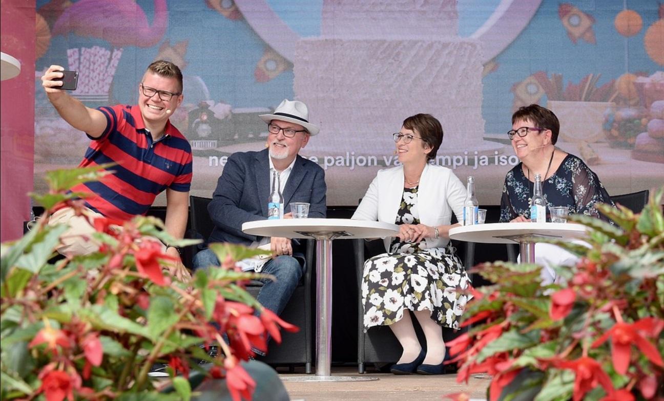Fyra personer sitter i en panel