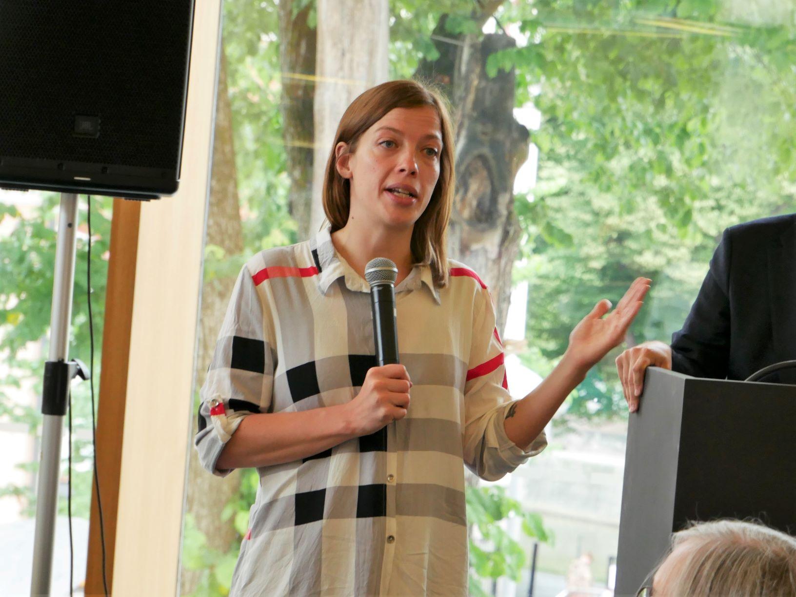 Li Andersson talar i mikrofon