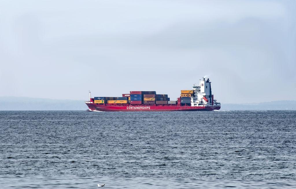 Ett lastfartyg ute på havet.