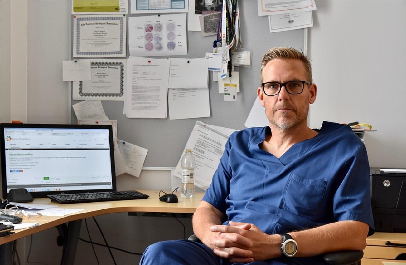 Läkare vid sitt skrivbord