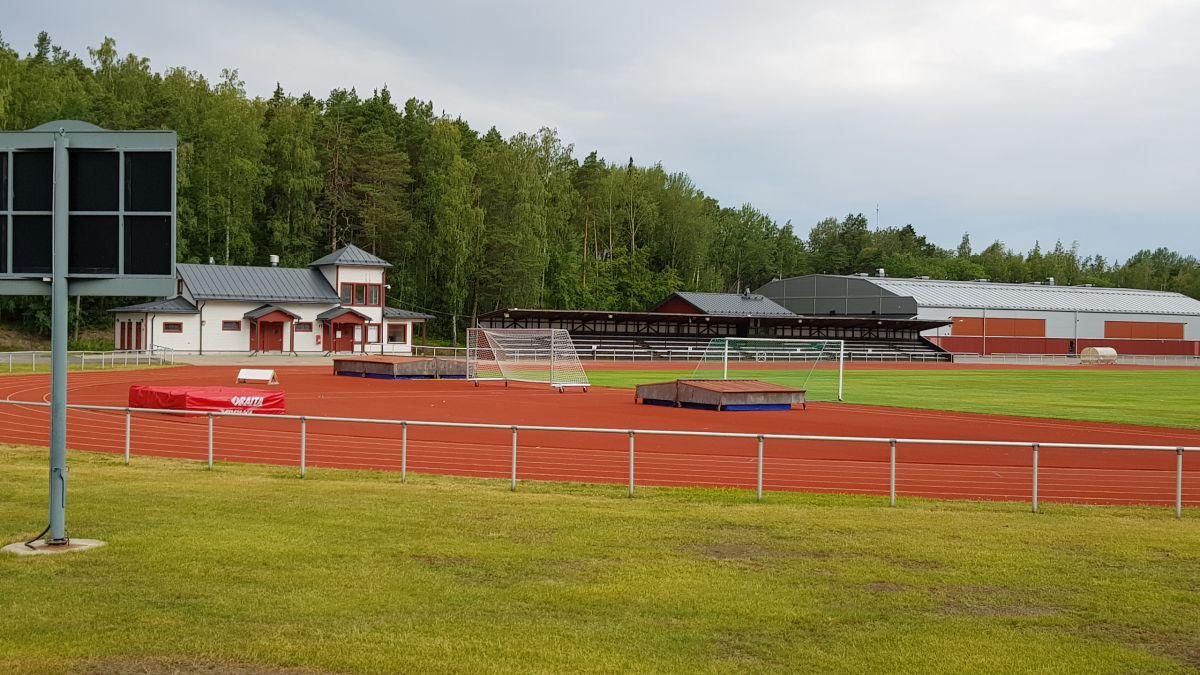 sportplan med fotobllsplan, läktare och löpbanor