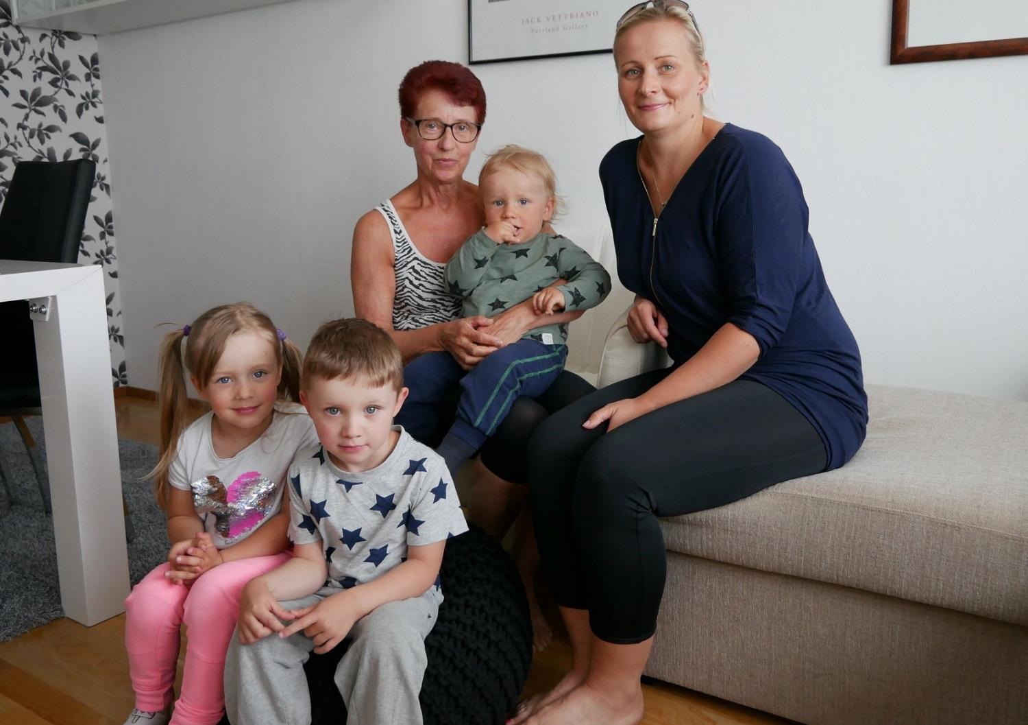 Trivs i Patis och Tortenmäki. Maarit Tuuli med dottern Sanna Tuuli. I famnen sitter Peetu och nere Inna och Kasper.