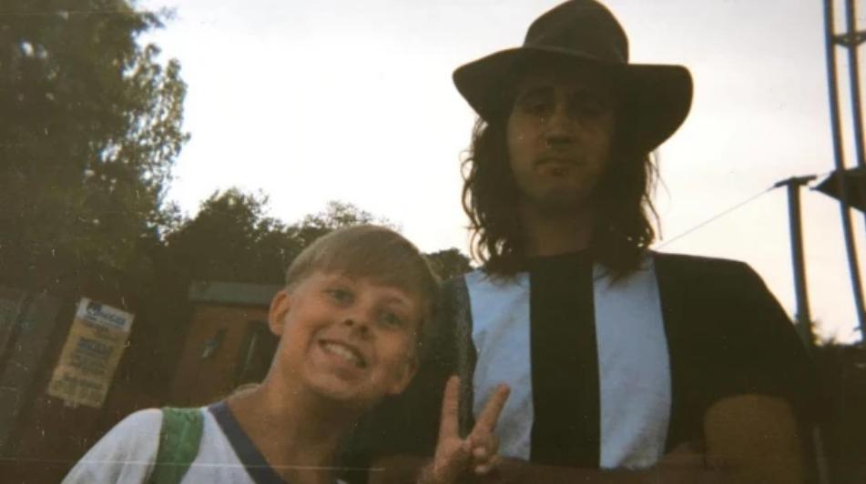 Sam Sihvonen poserar glatt bredvid Nirvanas basist Krist Novoselic.