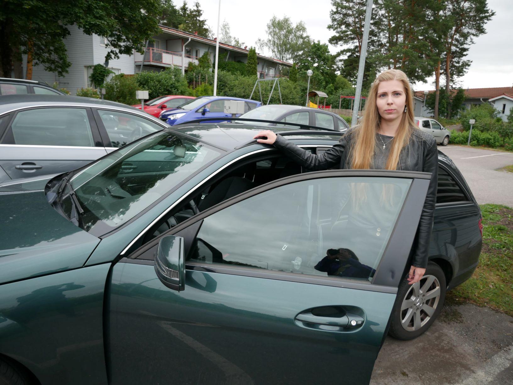 En person står vid sin bil