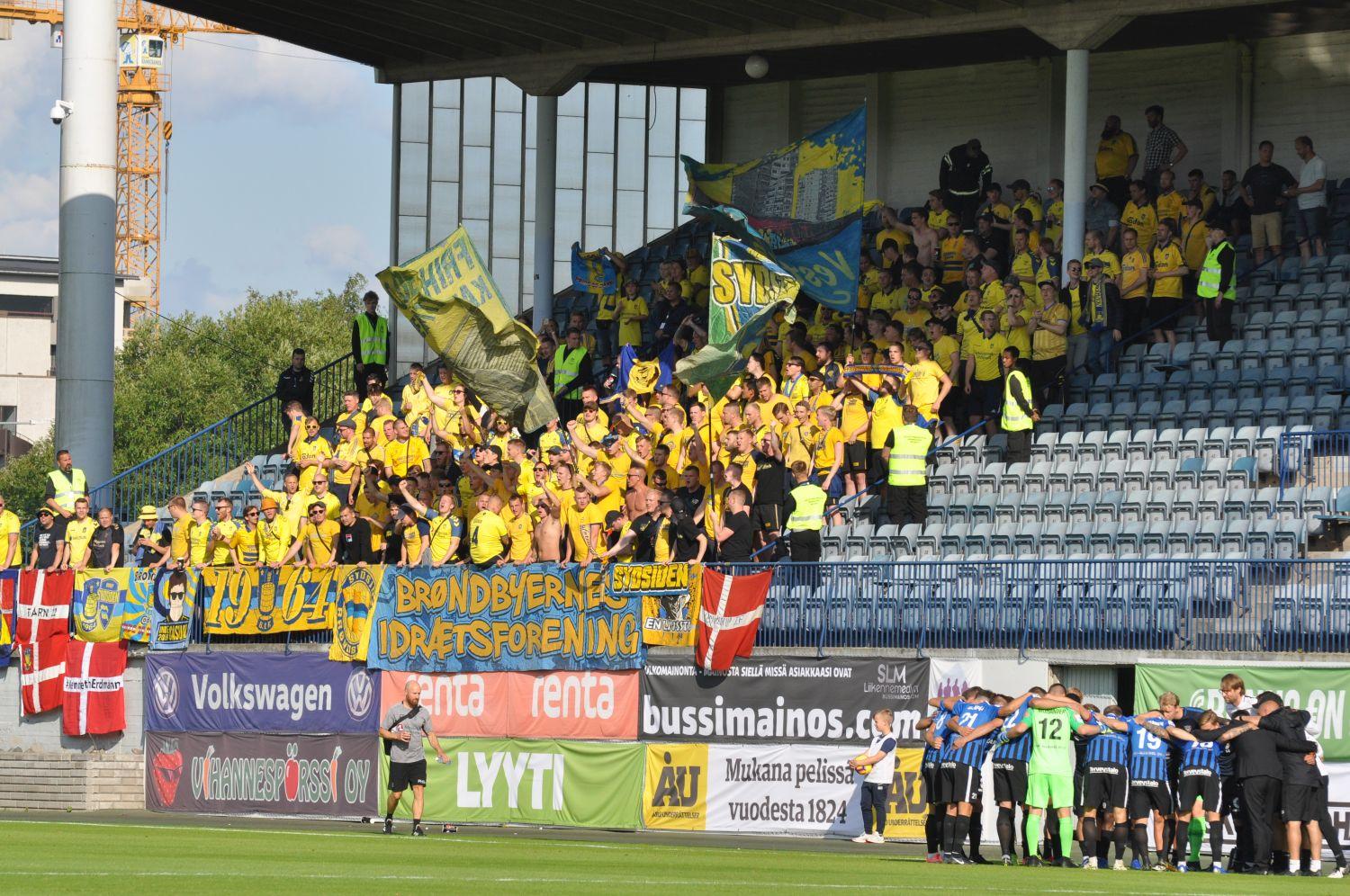 En grupp fotbollsfans fotade på en läktare.
