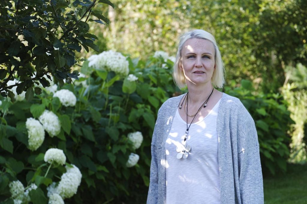 Linnéa Henriksson, universitetslärare vid Åbo Akademi, får ibland frågan om hur hennes politiska engagemang påverkar hennes akademiska arbete. Enligt henne kan det vara en stor fördel att syssla med både och.