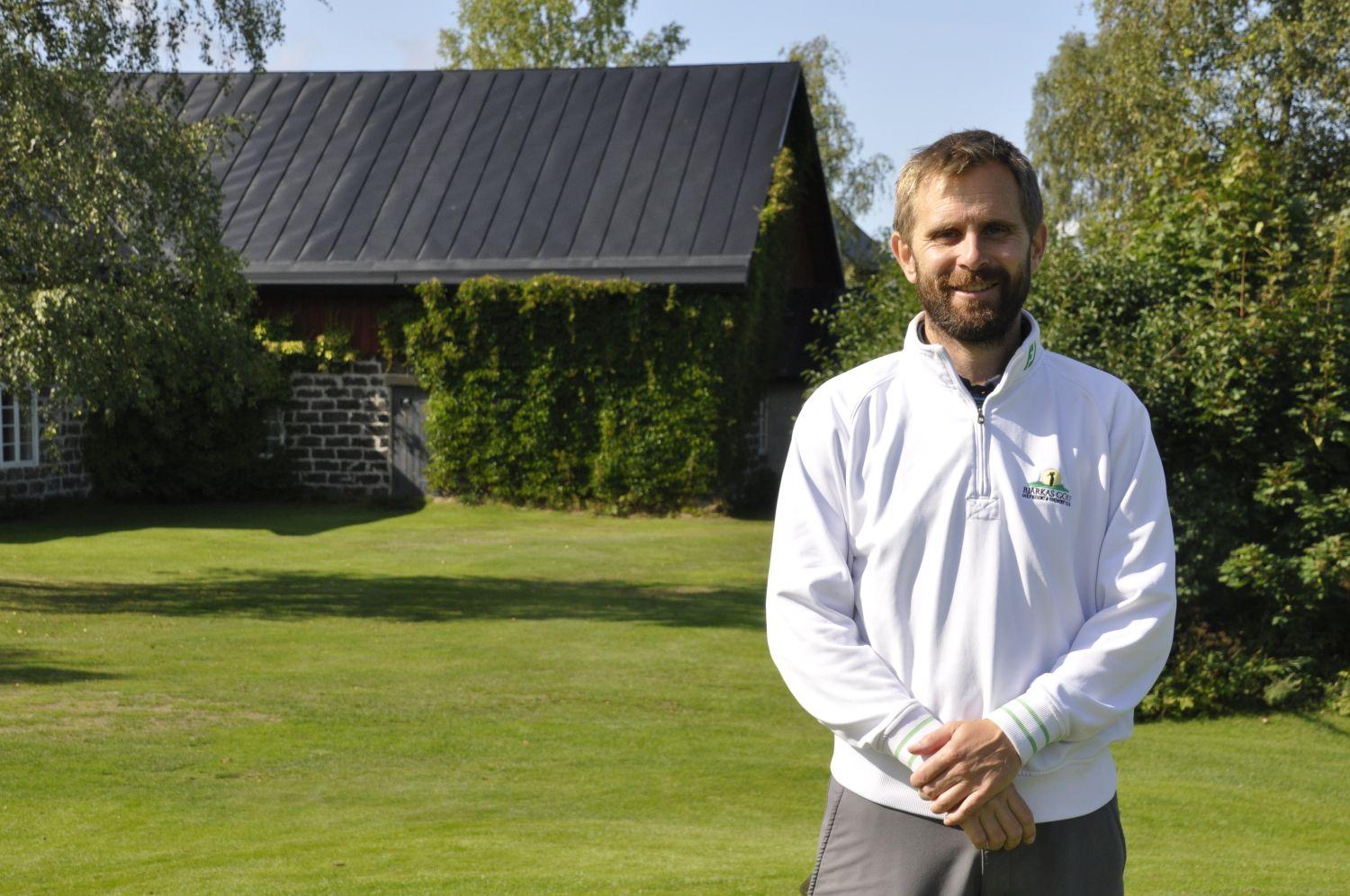 Man står på en golfbana.