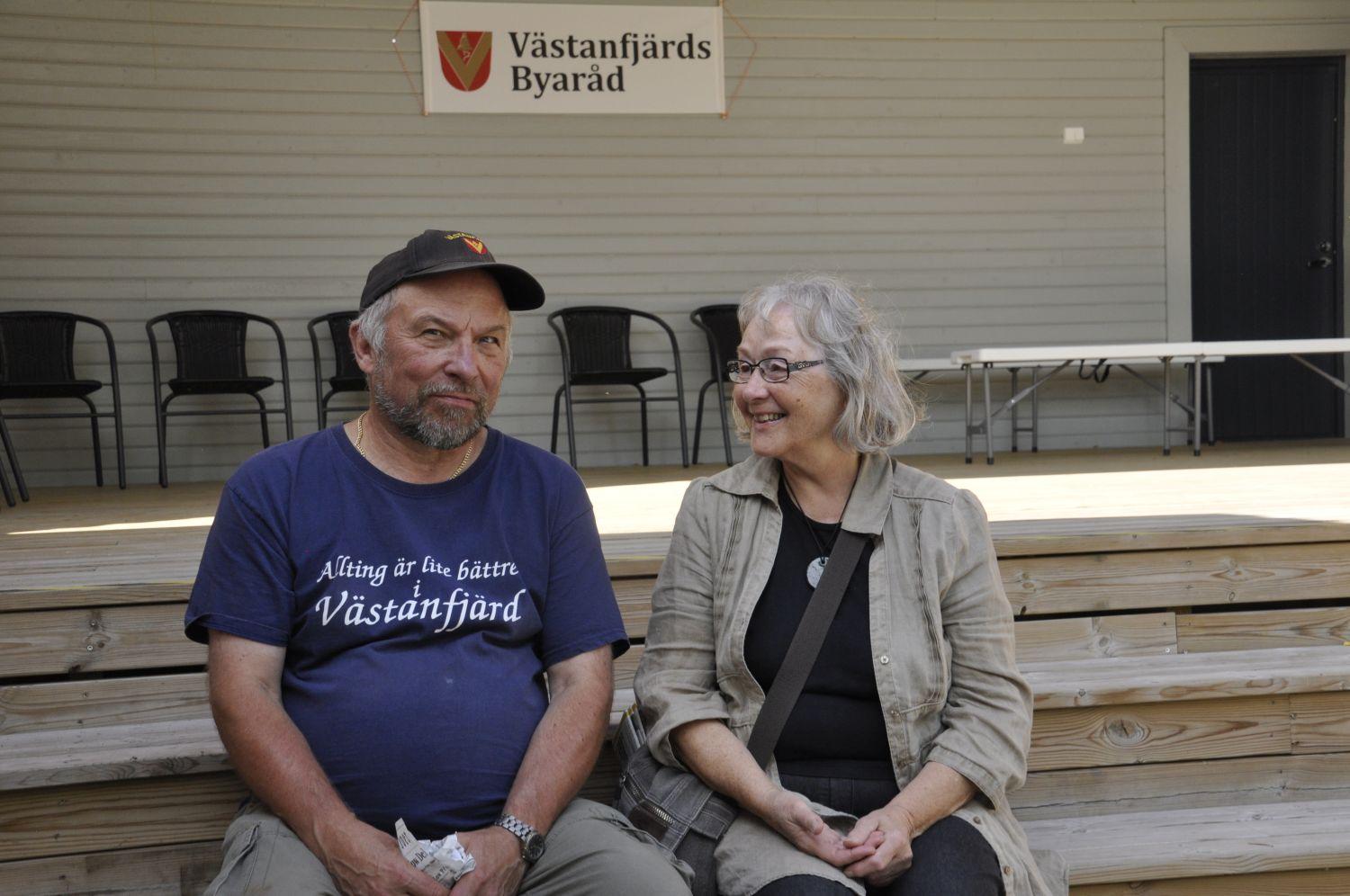 Två personer sitter på en scen.