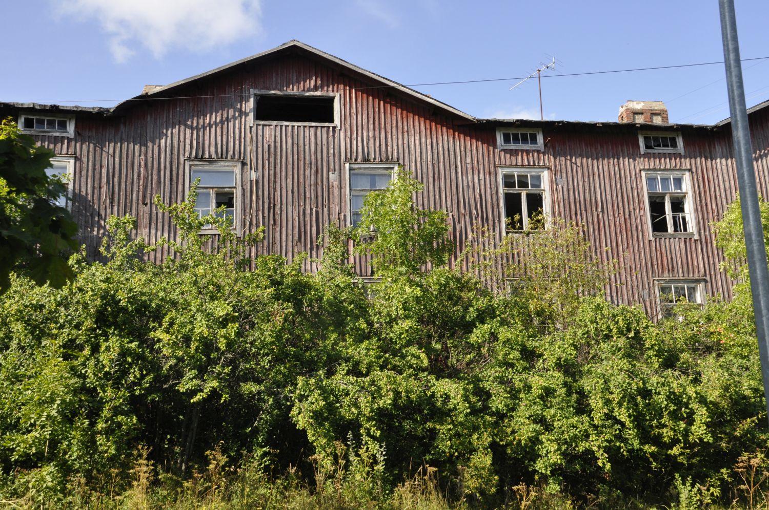 Gammalt, trasigt hus.
