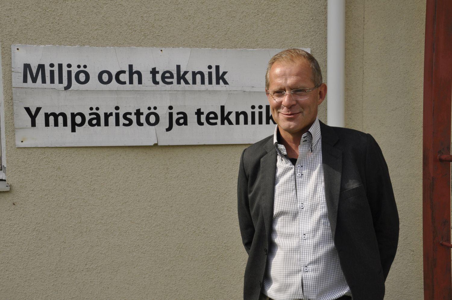 Man står vid en stenbyggnad. Skylten "Miljö och teknik" syns bakom honom.