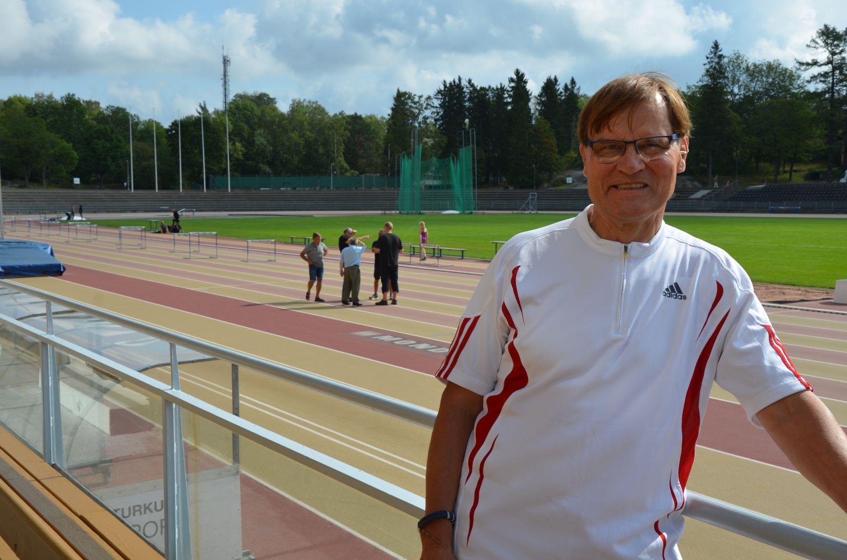 En man vid Paavo Nurmis stadion