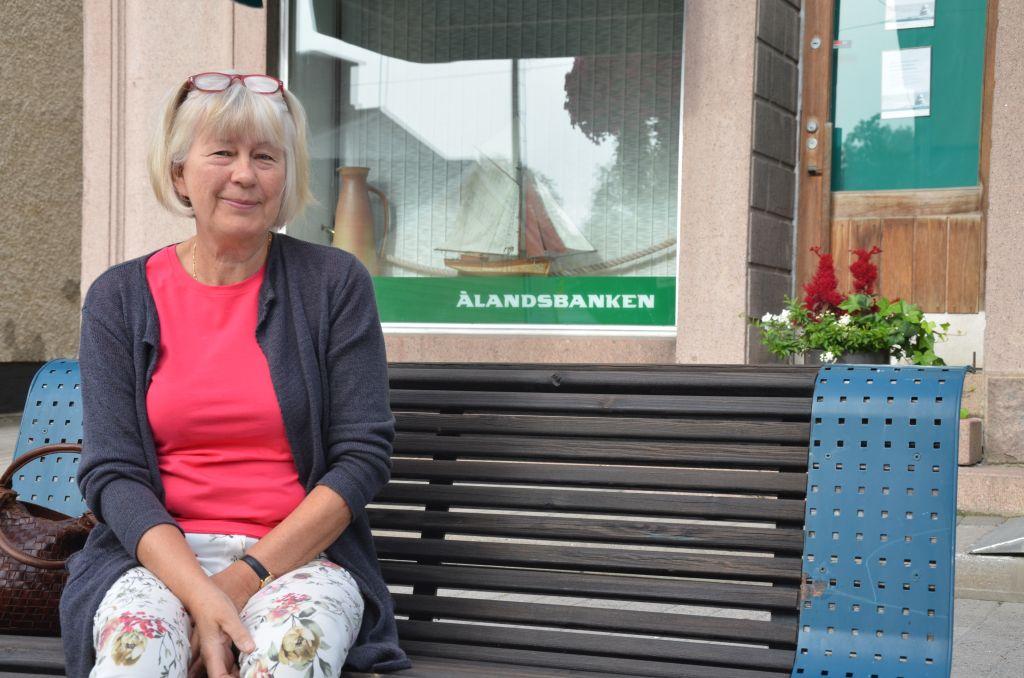 En kvinna sitter på en bänk