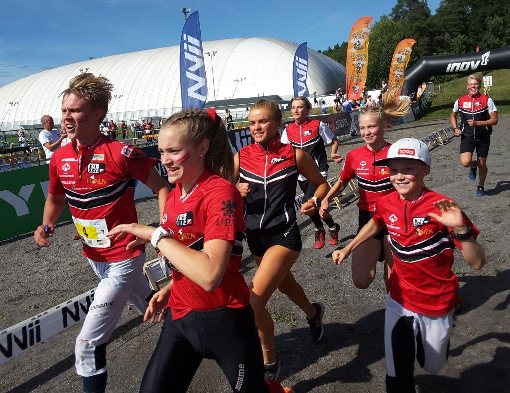 Ungdomar springer i orienteringskläder.