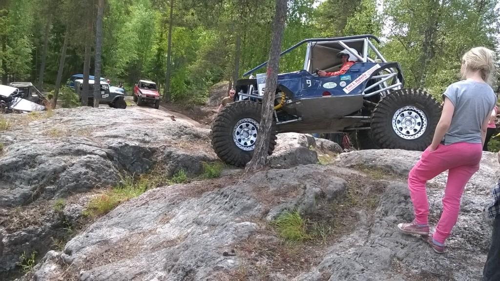 En terrängbil kör på berg i skogen