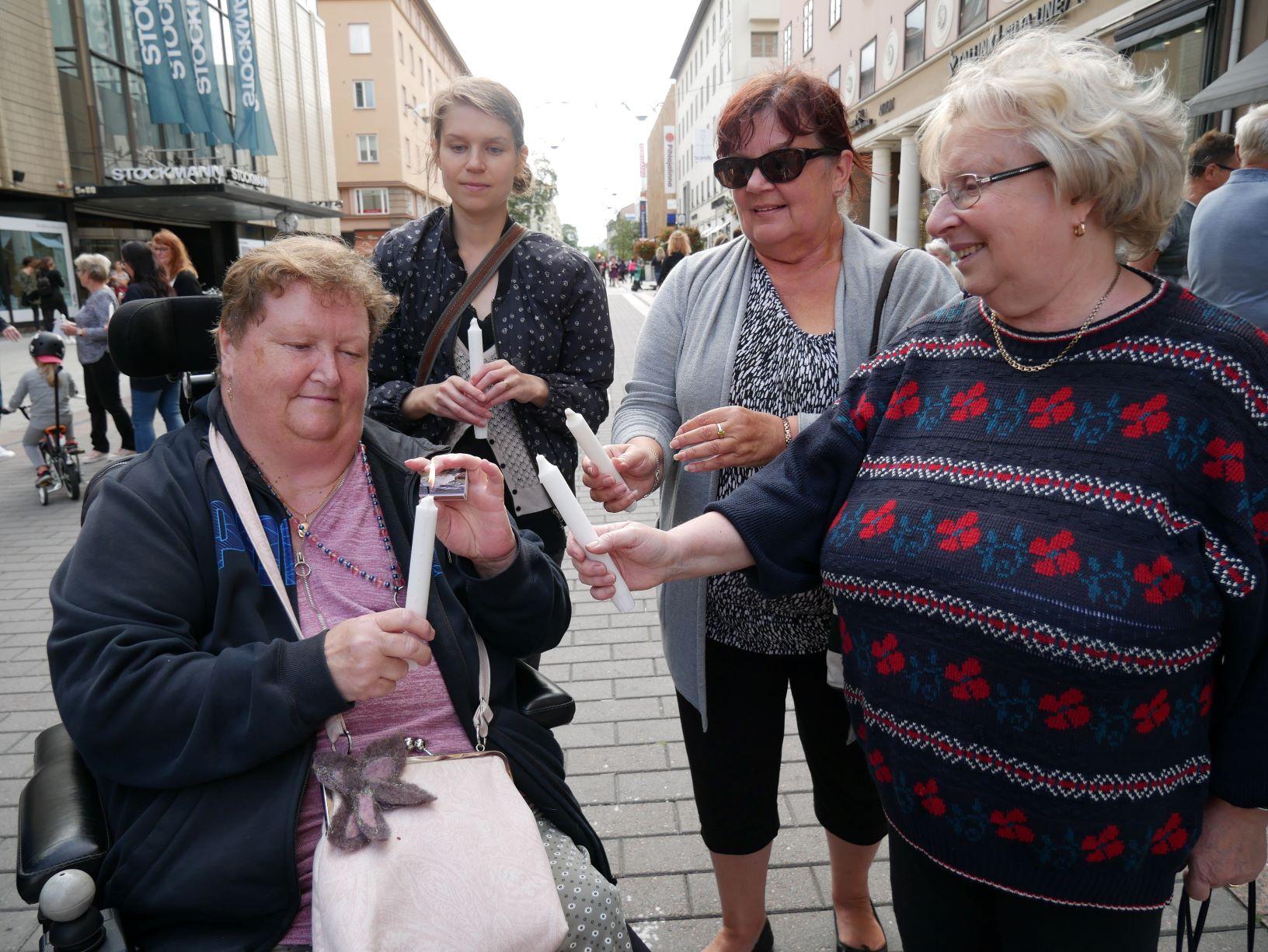 fyra personer står på gågatan