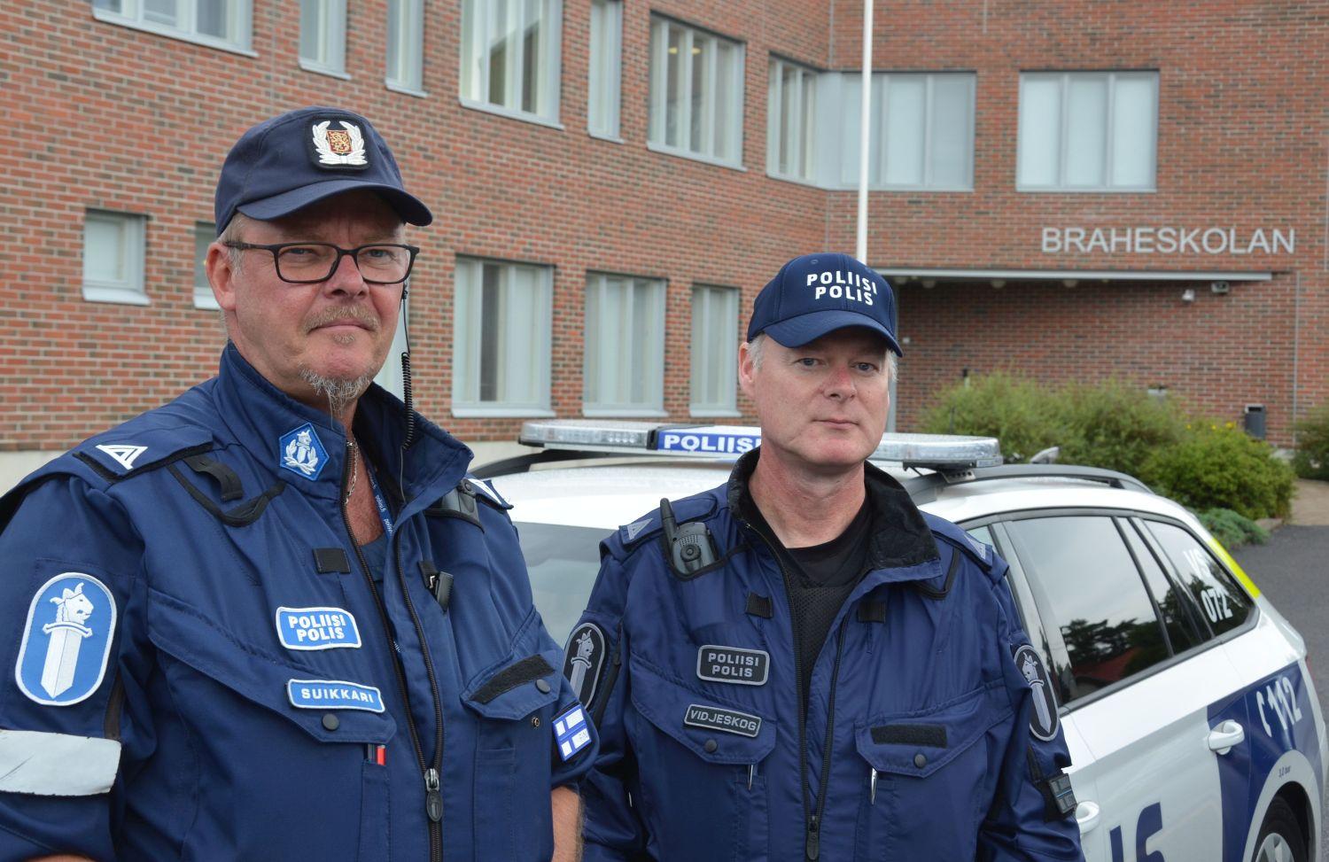 Två poliser framför en skola