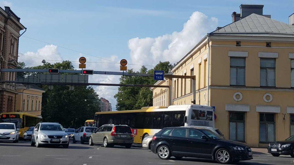 Bilar och bussar i en korsning.