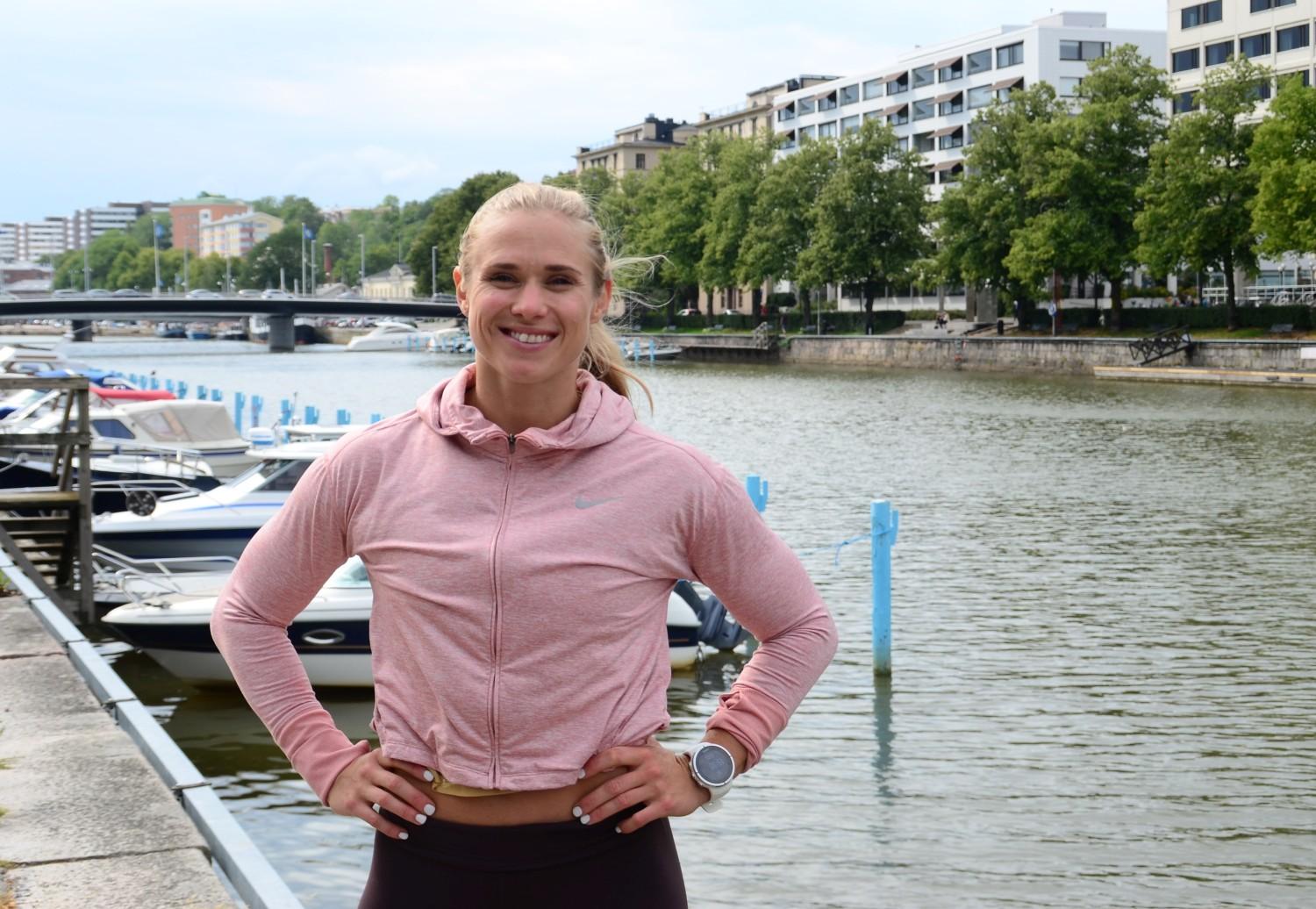 Kvinna framför å