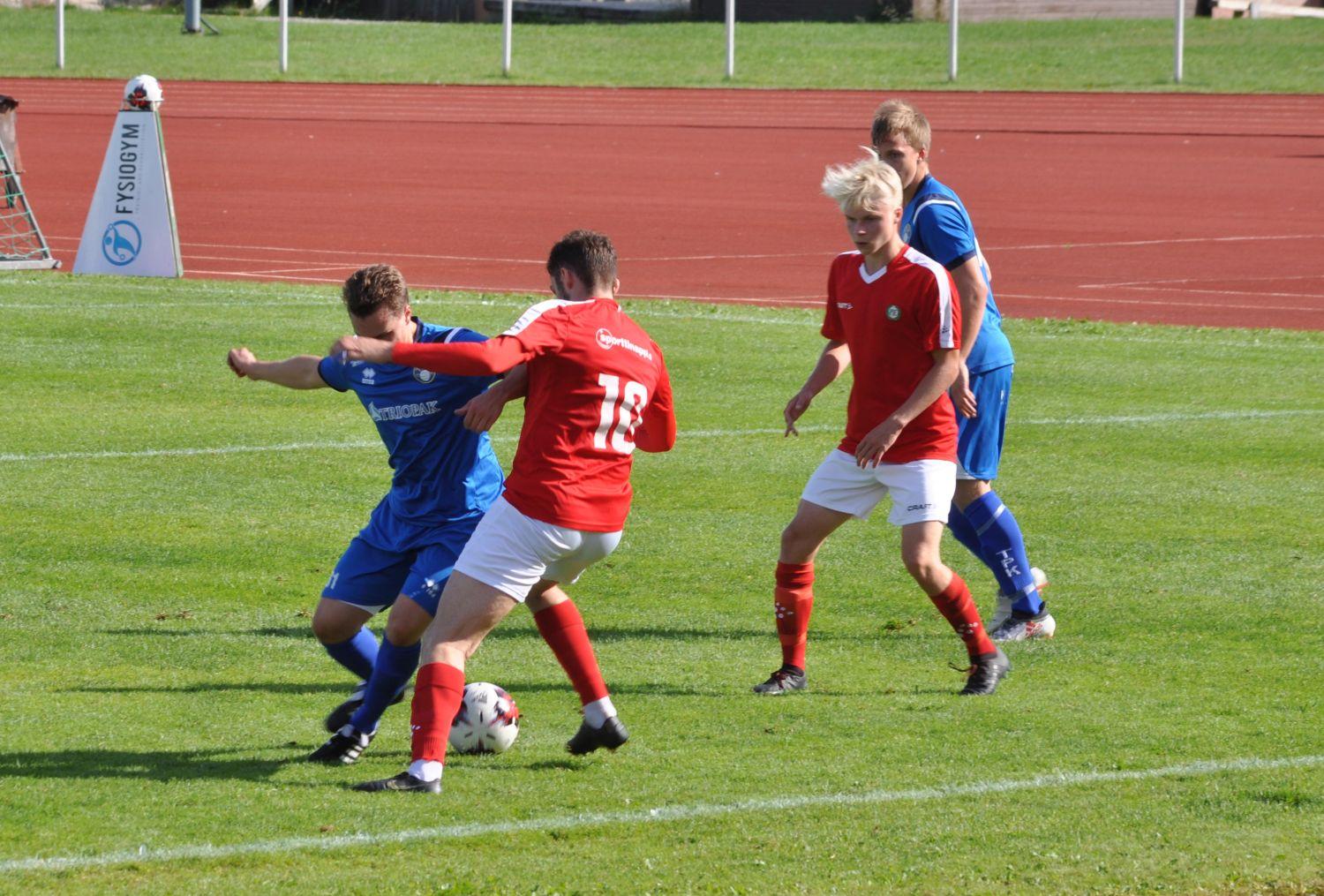 fotbollsspelare i kamp om bollen