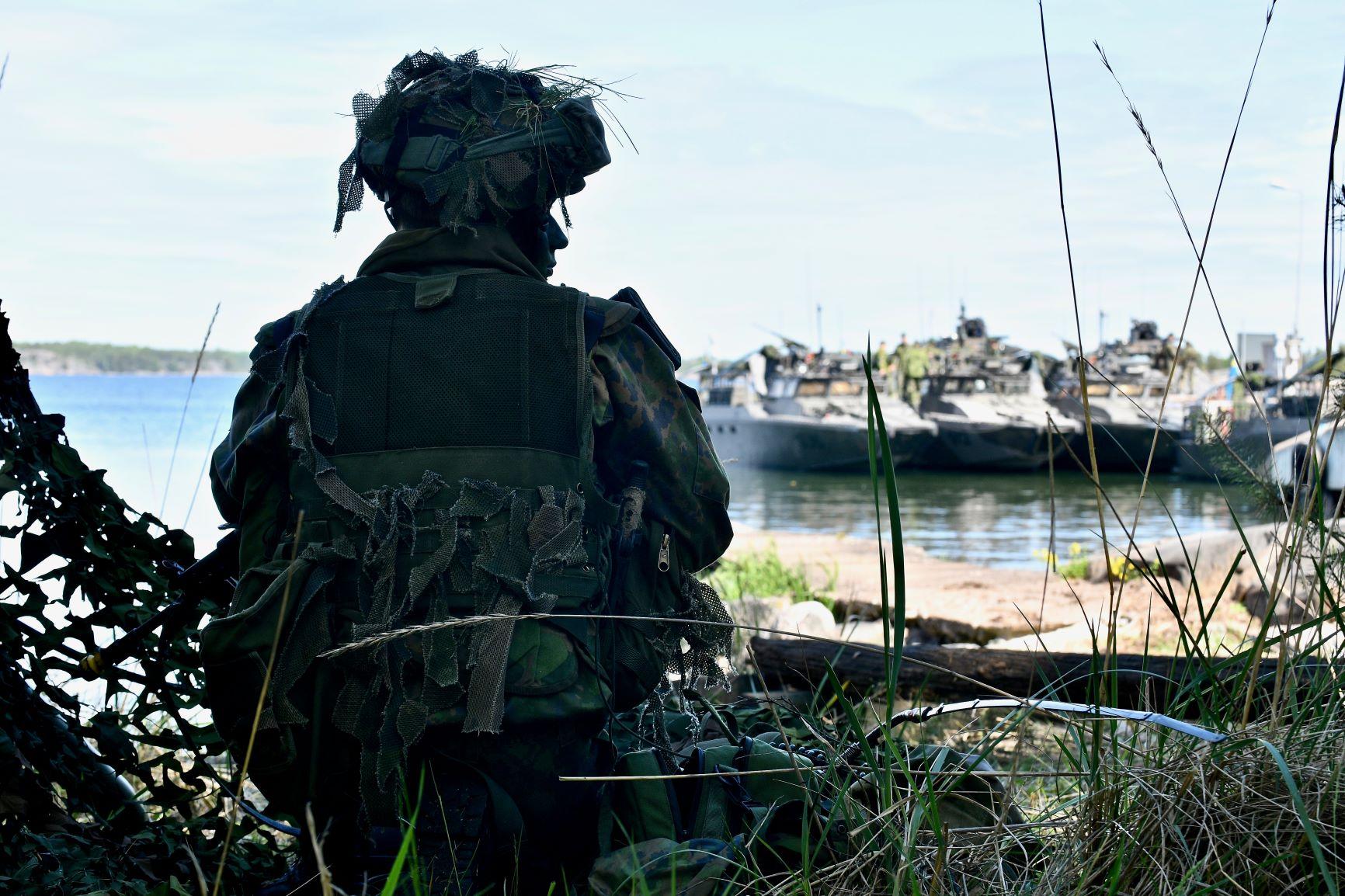 En soldat tittar ut över vattnet